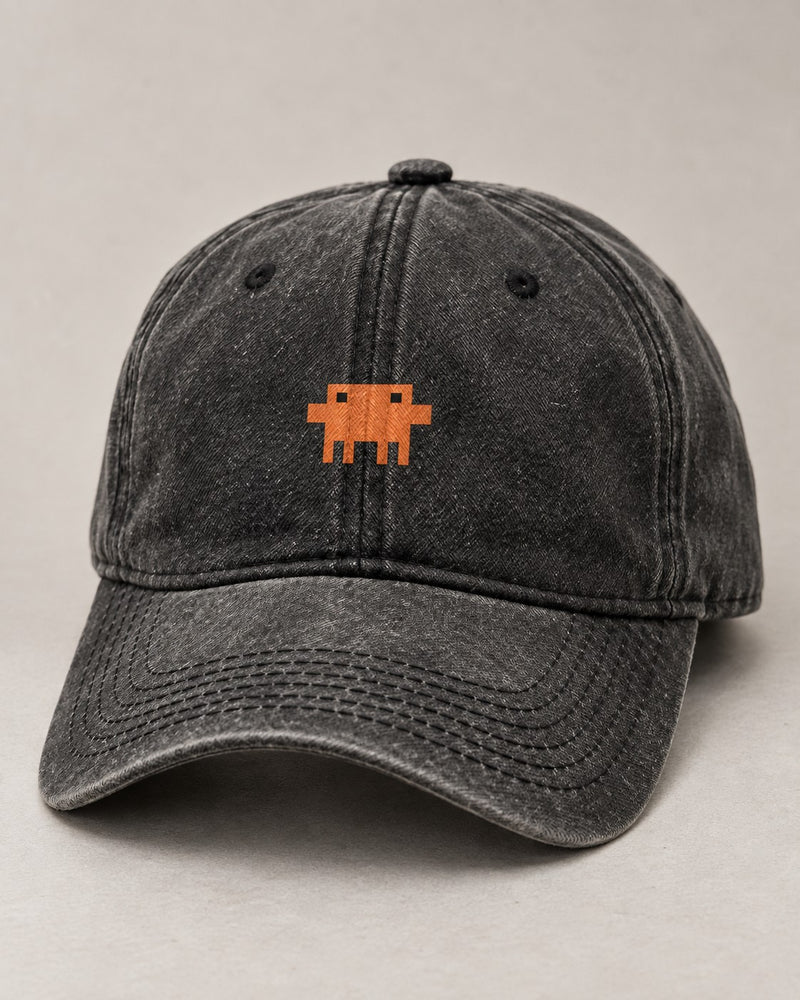 Boné Pixelguejo preto de frente, sobre fundo cinza